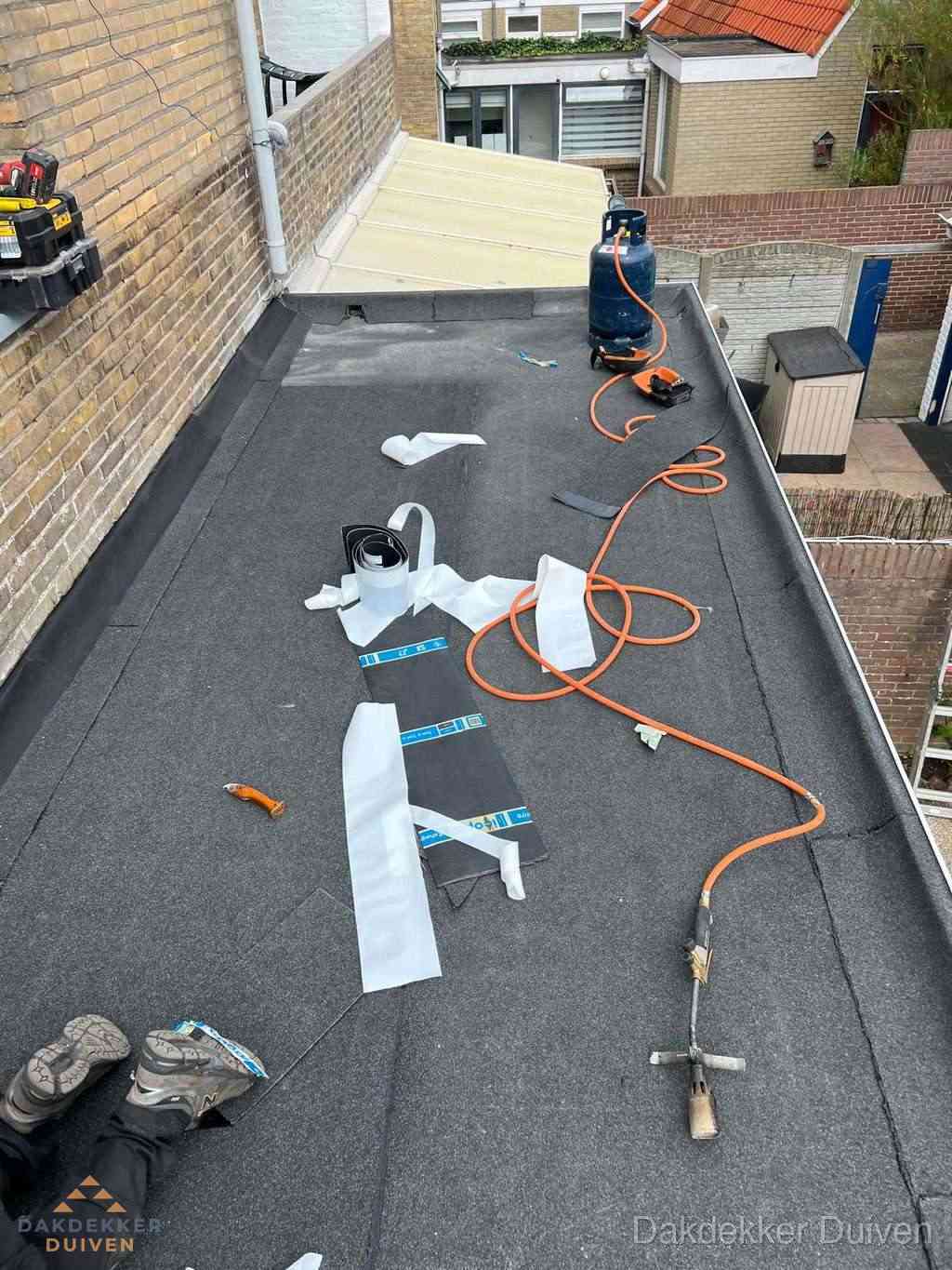 Dakdekker brengt EPDM dakbedekking aan op plat dak in Duiven