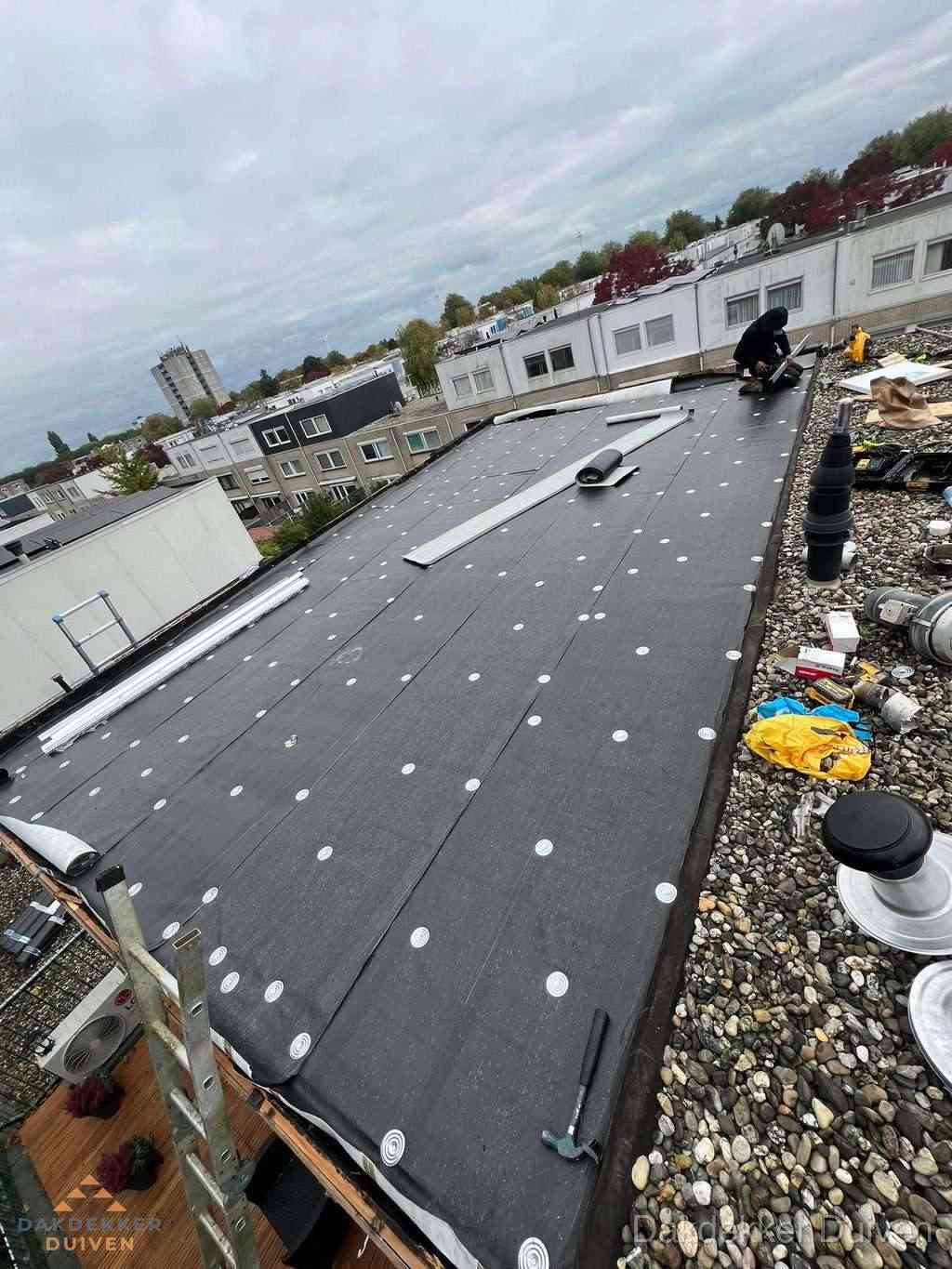 Dakleer vervangen op groot plat dak door dakdekker in Duiven